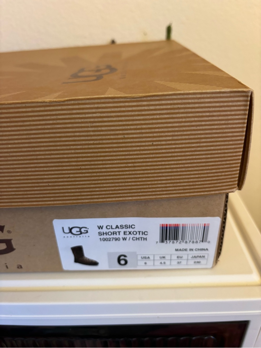 UGG Classic Short Leopard Print, Womens Size 6, Like New, In Original Box - Picture 10 of 11